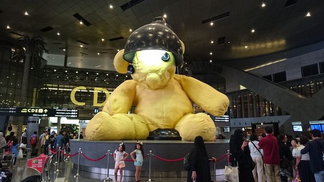 Лампа-медведь в международном аэропорту Хамад