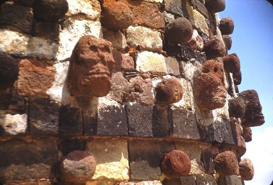Каменные черепа, украшающие пирамиду Калицтлауаки