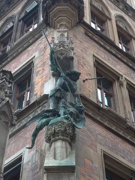 Святой Георгий, убивающий дракона. Другая сторона здания