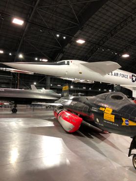 Бомбардировщик XB-70 и ракетоплан X-15