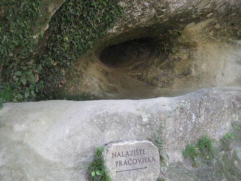 Пещера возле места раскопок