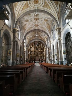 Церковь Санто-Доминго. Часовня расположена слева возле главного алтаря