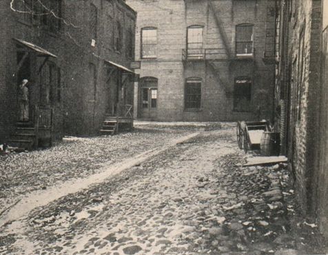 Фотография Баптистского переулка 1893 года, на которой изображена восстановленная задняя стена театра Форда