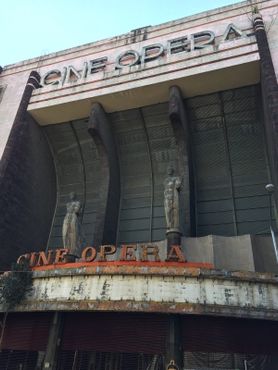 Фасад Кинотеатра находится на тихой улочке