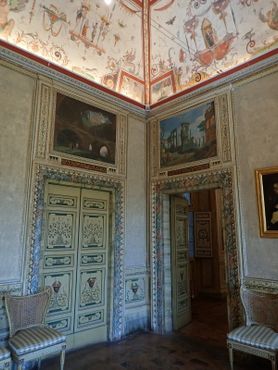 Внутри палаццо Альтьери
