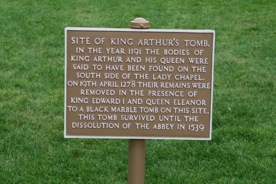 Предполагаемая могила короля Артура