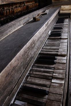 Старое пианино в городе-призраке Гвалиа