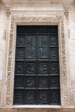 Двери со скелетами в центре