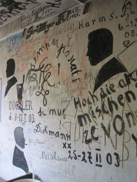 Граффити на стенах
