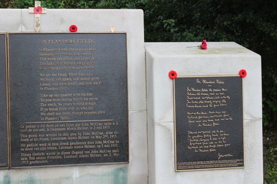 Памятник Джону Маккрею