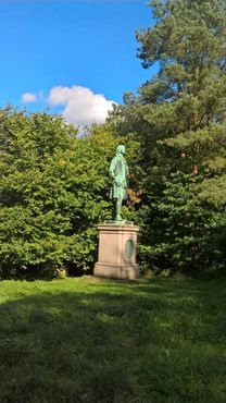 Статуя Оле Рёмера обращена в сторону обсерватории