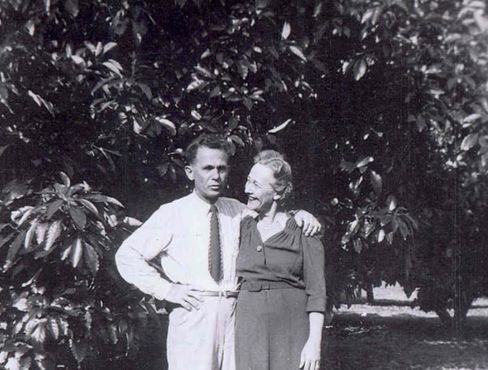 Рудольф с женой Элизабет на фоне материнского дерева авокадо Хасс