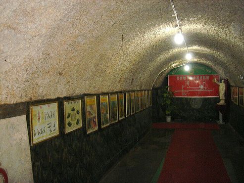 Ряд пропагандистских плакатов всё ещё украшает восстановленные коридоры