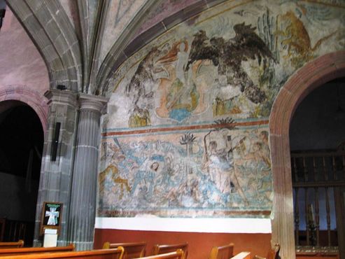 Фрески, относящиеся к 16 веку, покрывают стены со всех сторон