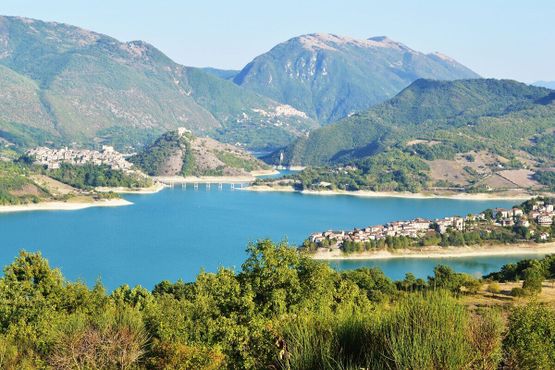 Панорама озера Турано с видом на деревни Колле-ди-Тора, Кастель-ди-Тора и Антуни