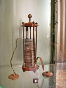 Электрическая батарея в Храме Вольты в городе Комо