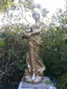 Статуя в саду