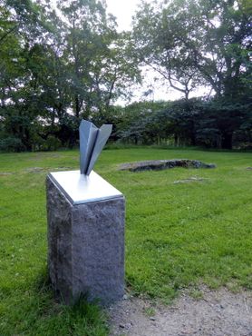 Скульптура, посвящённая крушению истребителя