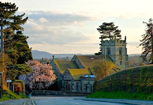 Церковь, за которой находится паб
