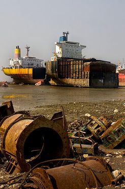 Верфи по разбору кораблей в Читтагонге