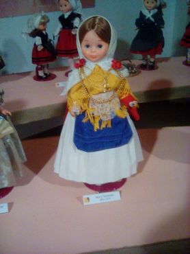 Кукла одета в традиционное платье Сантандер, Кантабрия.