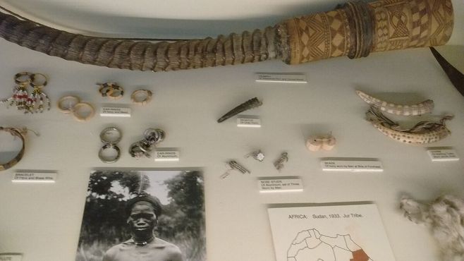 Артефакты, созданные племенем Джур Бели, найденные в Судане