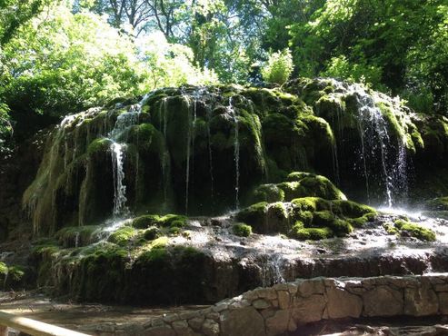 Покрытый мхом водопад в парке Сен-Пон