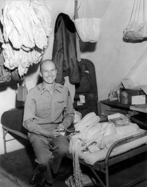 1-й лейтенант Гейл Халворсен в процессе создания "парашютика", авиабаза Рейн-Майн, 1948 год