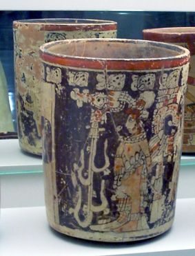 Красиво украшенная классическая керамика эпохи майя