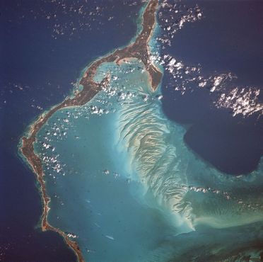 Вид с воздуха на остров Элеутера, Багамы 