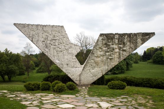 Памятник "Прерванный полёт" в мемориальном парке Шумарице