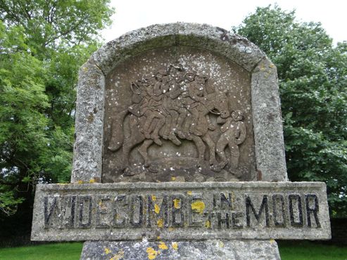 Изображение лошади с наездниками на въезде в Уидеком-ин-те-Мур