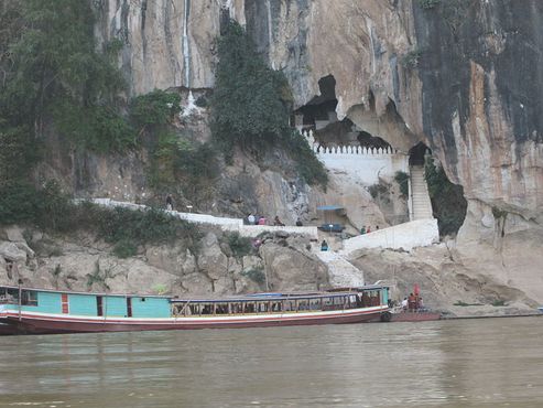 Ступени к Тхам Тинг (нижняя пещера) от реки Меконг