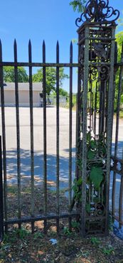 Даже чтобы поговорить через забор, находясь на карантине, требовалось специальное разрешение