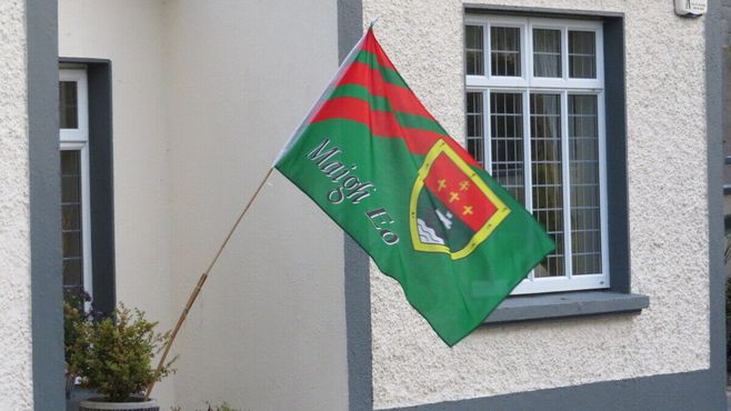Флаг графства Мейо (Maigh Eo на ирландском) развевается снаружи дома во время финала Всеирландского чемпионата по футболу 2017 года