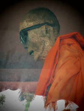 Присмотритесь к мумифицированному монаху Луанг Пхо Дангу