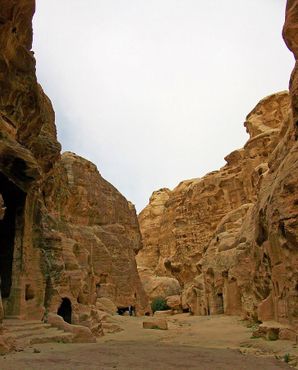 Бывшие набатейские жилища на склонах каньона в Малой Петре, Иордания