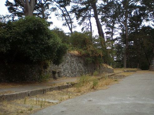 Остатки когда-то популярной площадки для метания подков в парке «Голден-Гейт» 