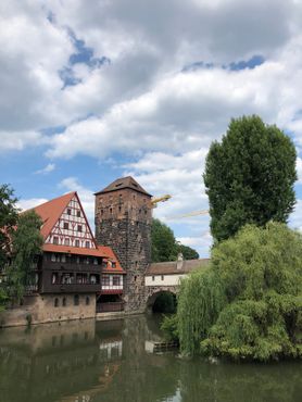Мост палача и башня над рекой Пегниц рядом со старым винным складом