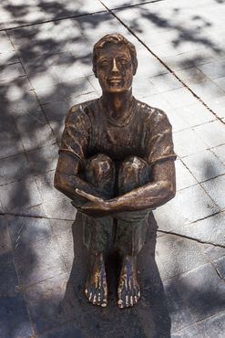 Скульптура мальчика