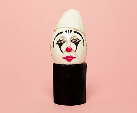 Коллекция расписных яиц с лицами клоунов