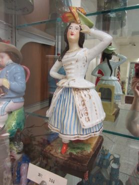 Чайник-ночник в виде фигурки салютующей девушки (Сингапур) 