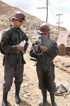 Туристы на шахте зажигают динамитную шашку, которую можно купить на местном рынке примерно за 2 доллара