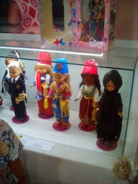 Эти куклы одеты в костюмы, традиционно используемые на городском фестивале мавров и христиан
