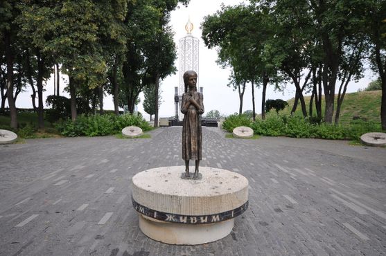 Статуя хрупкой девочки - дань уважения миллионам погибших детей.