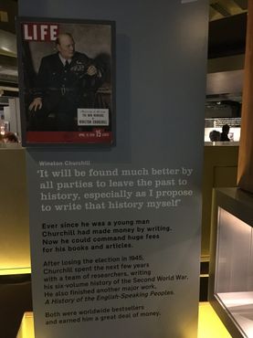 В музее выставлены юмористические очерки Черчилля и его исторические работы