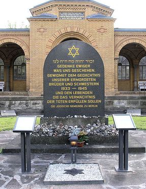 Памятник жертвам Холокоста у входа на кладбище Вайсензе