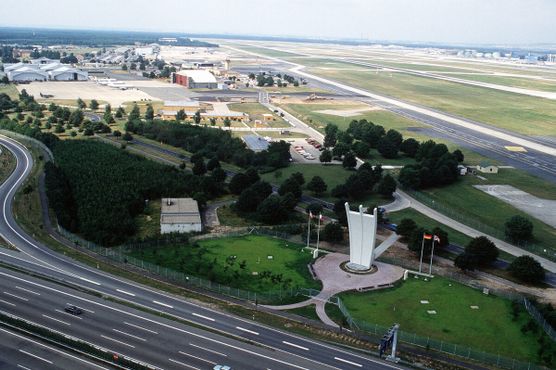 Памятник воздушному мосту на фоне авиабазу Рейн-Майн