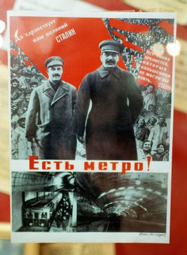 Плакат с открытия метрополитена с изображением Иосифа Сталина