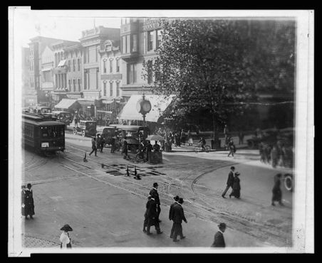 угол 11-й и Ф-стрит, Северо-Запад, примерно 1909-1920 год